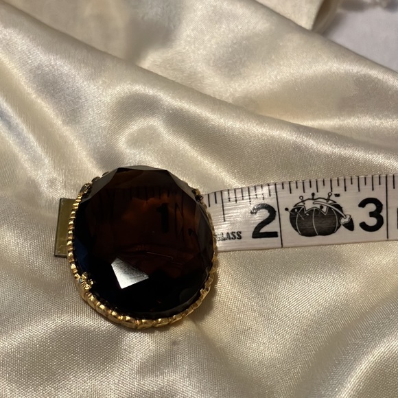Vintage Brown Stone Gold Toned casing Broach. Large Stone is clear. No scratches - Picture 6 of 6